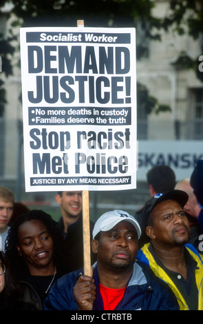 Démo et procession à la mémoire de personnes qui ont trouvé la mort en garde à vue, en prison ou en hôpital psychiatrique, Londres, Royaume-Uni. 27 octobre 2001. Banque D'Images