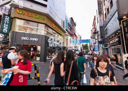 Rue animée de Myeongdong, Séoul, Corée Banque D'Images