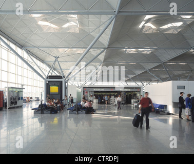 L'aéroport de Stansted paysage intérieur vue frontale vers whsmith Banque D'Images