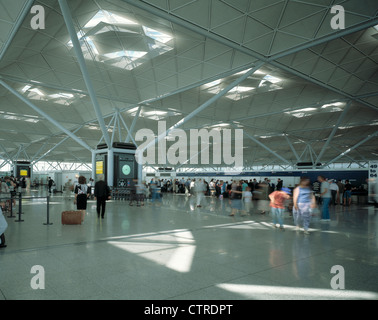 L'aéroport de Stansted paysage intérieur longue vue vers l'arrivée d'un bureau Banque D'Images