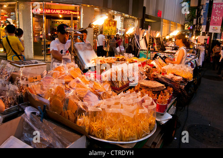 Les étals de nourriture de rue différents aliments et des collations en soirée dans le populaire quartier commerçant de Gangnam à Séoul Banque D'Images