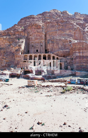 Vue sur le tombeau de l'Urne à Petra, Jordanie Banque D'Images