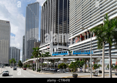 Gratte-ciel et le train gratuit dans le centre-ville de Miami Metromover, Florida, USA Banque D'Images