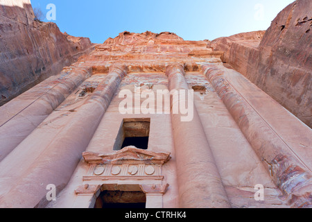 Façade du tombeau de l'Urne à Petra, Jordanie Banque D'Images