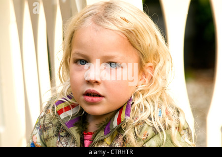 Portrait d'une petite fille blonde Banque D'Images