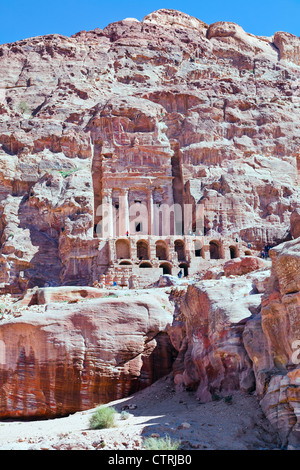 Vue avant sur la cathédrale tombeau de l'Urne à Petra, Jordanie Banque D'Images