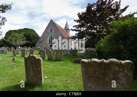 La 12C L'église St Thomas à Becket, Warblington et pierres tombales dans le cimetière Banque D'Images