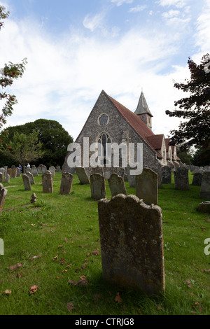 La 12C L'église St Thomas à Becket, Warblington et pierres tombales dans le cimetière Banque D'Images