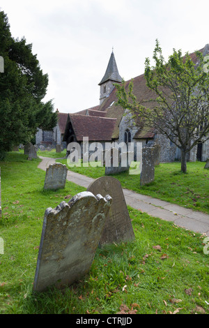 La 12C L'église St Thomas à Becket, Warblington et pierres tombales dans le cimetière Banque D'Images