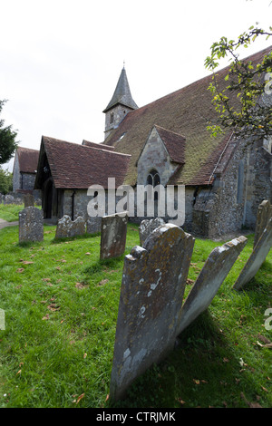 La 12C L'église St Thomas à Becket, Warblington et pierres tombales dans le cimetière Banque D'Images