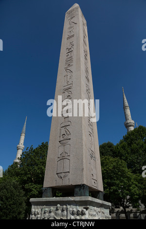Obélisque de Théodose et de minarets et le dôme de la mosquée bleue, l'hippodrome, Istanbul, Turquie Banque D'Images