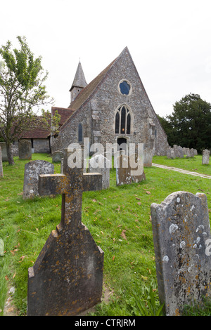 La 12C L'église St Thomas à Becket, Warblington et pierres tombales dans le cimetière Banque D'Images