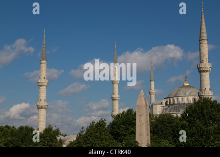 Obélisque de Théodose et de minarets et le dôme de la mosquée bleue, l'hippodrome, Istanbul, Turquie Banque D'Images