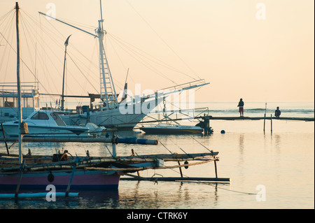 Lever du soleil dans le village de Pemuteran sur l'île de Bali, Indonésie. Pemuteran est connue pour ses coraux et est un spot de plongée sous-marine. Banque D'Images