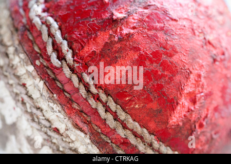 Close up detail de la couture d'un cricket mâchés et bien battues ball qui a été utilisé comme un jouet pour chien. Banque D'Images