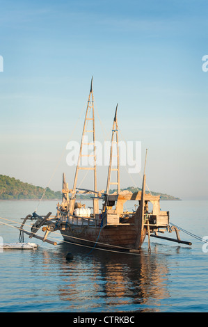 Un bateau de pêche des senneurs exotique appelé Prahu Madura est amarré dans le village de pêcheurs de Pemuteran, Bali, Indonésie. Banque D'Images