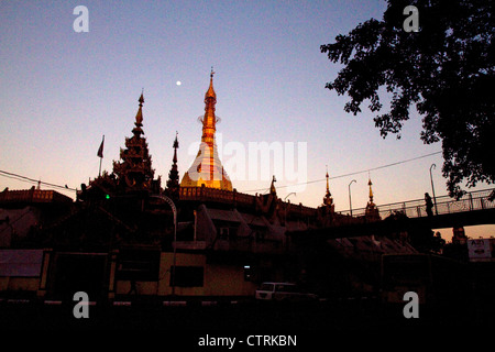 Sule Paya situé au coeur du centre-ville de Yangon (Rangoon), la Birmanie (Myanmar). Banque D'Images