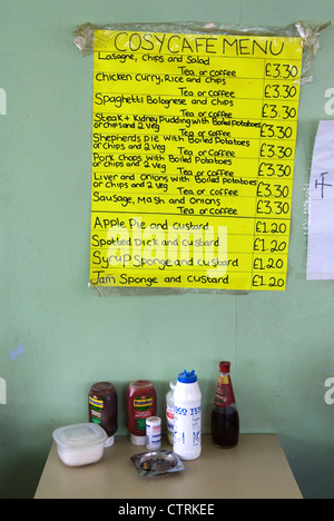 Menu café à la cuillère grasse menus londoniens sur le mur. East Cross Centre, Waterden Road E15 Londres Royaume-Uni Angleterre années 2007 2000 HOMER SYKES Banque D'Images