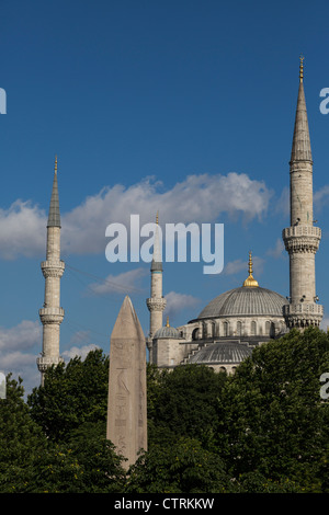 Obélisque de Théodose et de minarets et le dôme de la mosquée bleue, l'hippodrome, Istanbul, Turquie Banque D'Images