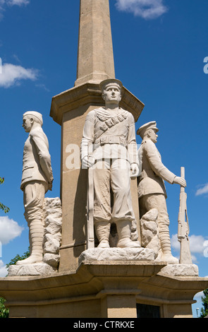 Builth Wells War Memorial figures de pierre de militaires. Banque D'Images