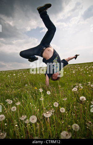 Breakdancer sur un pré, Hip Hop Banque D'Images