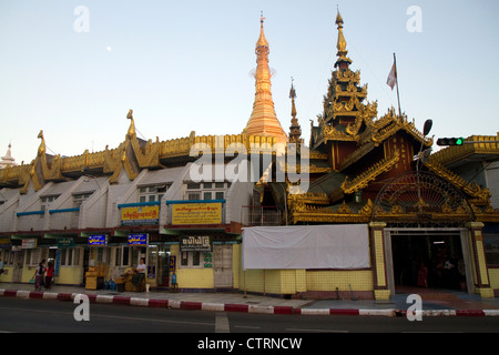 Sule Paya situé au coeur du centre-ville de Yangon (Rangoon), la Birmanie (Myanmar). Banque D'Images