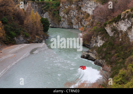 Queenstown Queenstown ile sud Nouvelle Zelande. Vue vers le bas dans le canyon de la rivière Shotover Jet donnant des promenades en bateau avec Banque D'Images