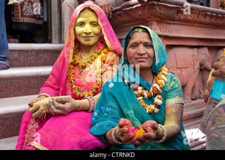 Les femmes indiennes vêtues de saris colorés célébrant le Holi festival à Vrindavan, Uttar Pradesh, Inde Banque D'Images