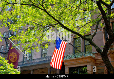 Un drapeau flotte à l'extérieur du National Arts Club à Gramercy Park, New York City Banque D'Images