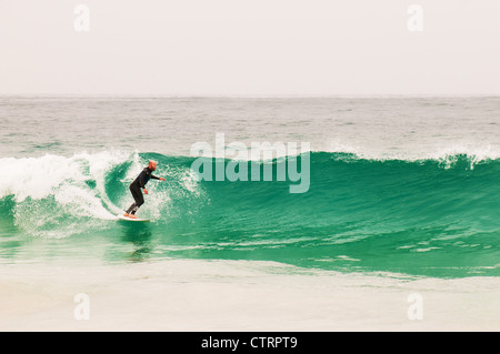 Un internaute off Trigg Beach en Australie occidentale. Banque D'Images