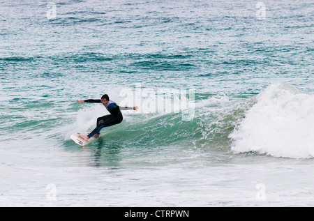 Un internaute off Trigg Beach en Australie occidentale. Banque D'Images