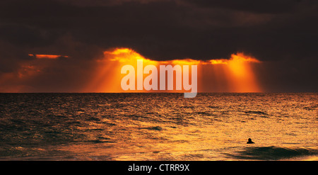 Coucher du soleil à Trigg Beach à l'ouest de l'Australie. Banque D'Images