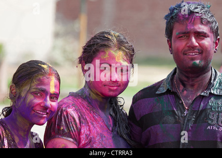 Les adolescents couverts en colorant coloré célébrant le festival Holi, Festival des couleurs à Mathura, Uttar Pradesh, Inde Banque D'Images