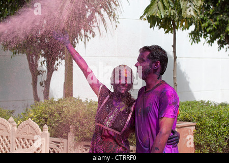 Couple jeune couvert de teinture colorée célébrant le festival Holi, Festival des couleurs à Mathura, Uttar Pradesh, Inde Banque D'Images