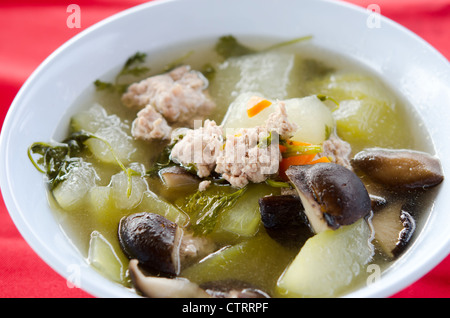 Soupe claire avec hachis de porc et de légumes Banque D'Images