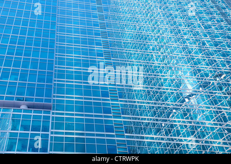 Les murs et les fenêtres d'un gratte-ciel - un résumé contexte urbain Banque D'Images