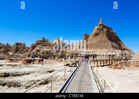 Les touristes en promenade de la porte Trail, Badlands National Park, South Dakota, USA Banque D'Images