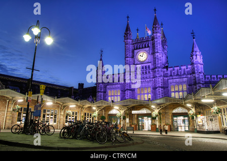 La gare Temple Meads de Bristol au crépuscule Banque D'Images