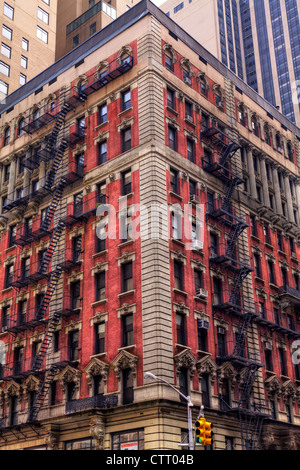 L'extérieur du bâtiment typique en plein centre de Manhattan, New York City avec fer forgé fire s'échappe à l'extérieur Banque D'Images