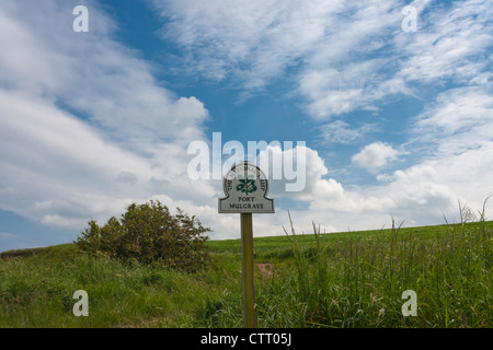 La Nation Trust signe avec sur le chemin vers le port de Mulgrave Staithes. Banque D'Images