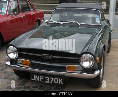 Une Triumph TR6 La voiture sport décapotable à deux places en British Racing Green Banque D'Images