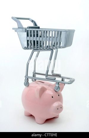 Chariot de supermarché en ÉQUILIBRE SUR LES PRIX DES ALIMENTS REVENUS PIGGYBANK RE BUDGET DES MÉNAGES DES REVENUS AUGMENTE LE COÛT DE LA VIE ETC UK Banque D'Images