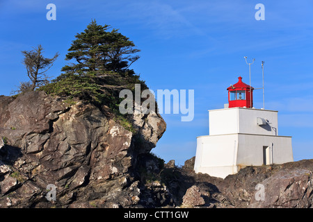 Phare de Amphitrite Point sur le sentier Wild Pacific, l'île de Vancouver, Ucluelet (Colombie-Britannique), Canada. Banque D'Images