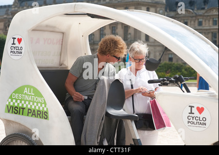 Paris, France - taxi tricycle pédales à la location. Banque D'Images