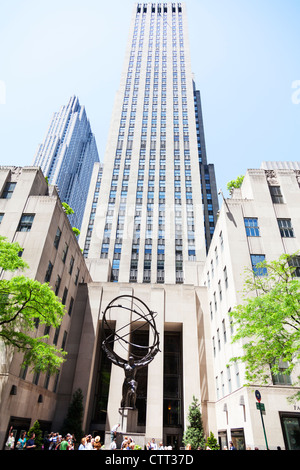 Atlas est une statue de bronze en face du Rockefeller Center de Manhattan, New York, en face de la Cinquième Avenue Banque D'Images