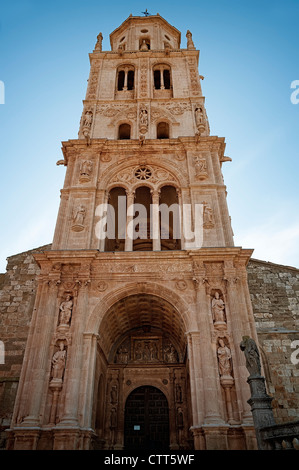 Tour de Plateresque Diego de Siloé et Juan de Salas de l'église de l'assomption de Santa María del Campo, la plus belle en Castille, Burgos. Banque D'Images