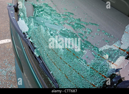 La fenêtre arrière d'une voiture vandalisée dans un parking Banque D'Images