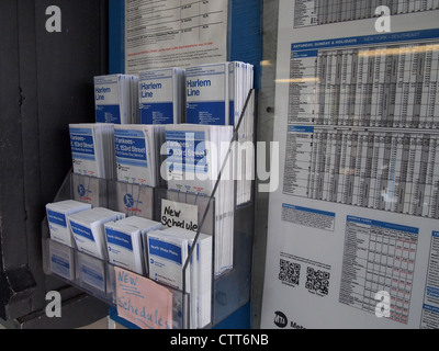 L'horaire des trains l'affichage à la gare Nord White Plains, New York, USA, le 16 juillet 2012, © Katharine Andriotis Banque D'Images