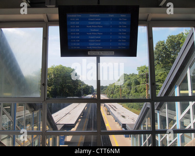 Moniteur d'état de train à la gare du Nord White Plains, New York, USA, le 16 juillet 2012, © Katharine Andriotis Banque D'Images