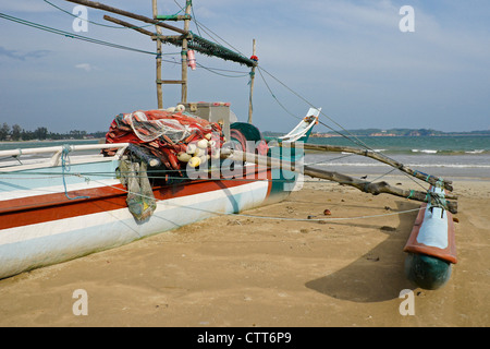 Outrigger bateau de pêche (ORU) canoë de mer ou sur la plage, Weligama, au Sri Lanka Banque D'Images